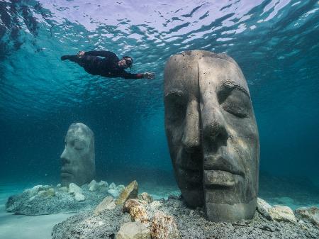 Novo museu subaquático em Cannes, na França, tem obras de até dez toneladas  - 08/02/2021 - UOL Nossa