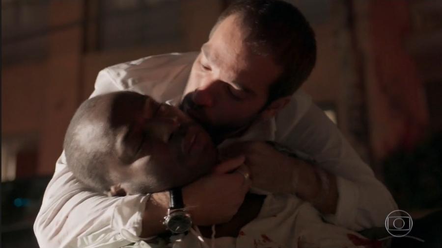 Marconi (Douglas Silva) morre nos braços do amigo Sandro (Humberto Carrão) no terceiro capítulo de "Amor de Mãe" - Reprodução