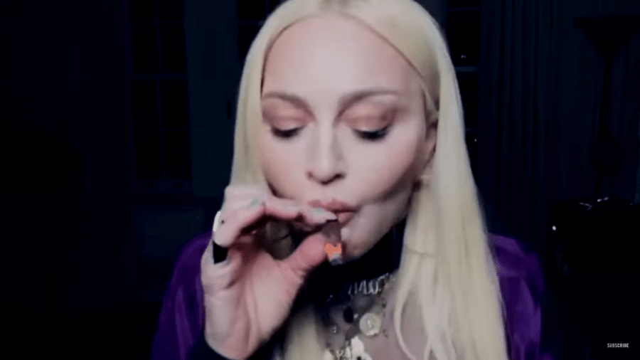 Madonna fuma baseado no clipe de "Gang Signs", de Snoop Dogg - Reprodução/YouTube