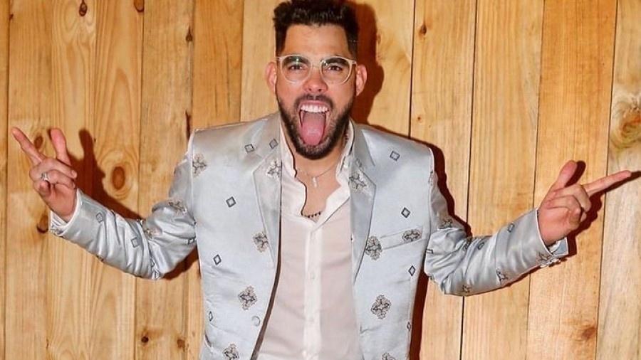 Gabriel Diniz usou terno no casamento de Carlinhos Maia e Lucas Guimarães em 2019 - Reprodução/Instagram