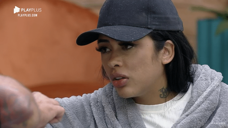 A Fazenda 2021: Medrado conversa com Victor Pecoraro na sala de estar - Reprodução/RecordTV - Reprodução/RecordTV