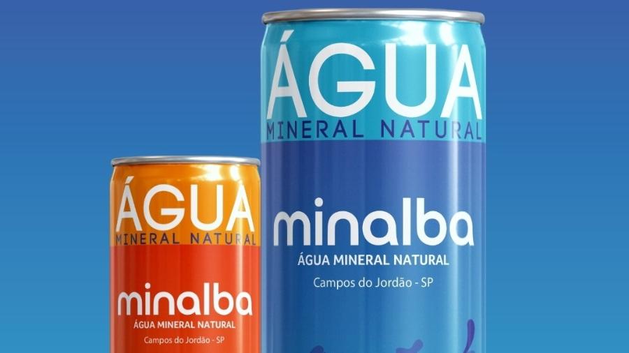 Água em latas da Minalba em versões com gás e sem gás