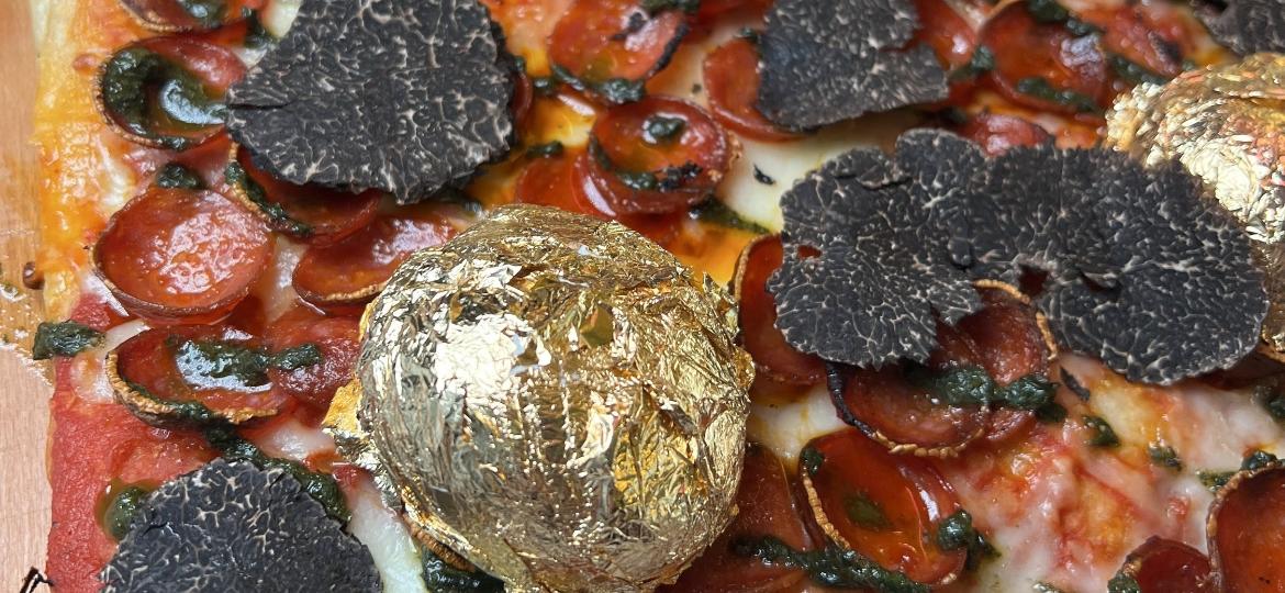 A pizza com ouro em torno da burrata da Unregular Pizza, em Nova York - Divulgação