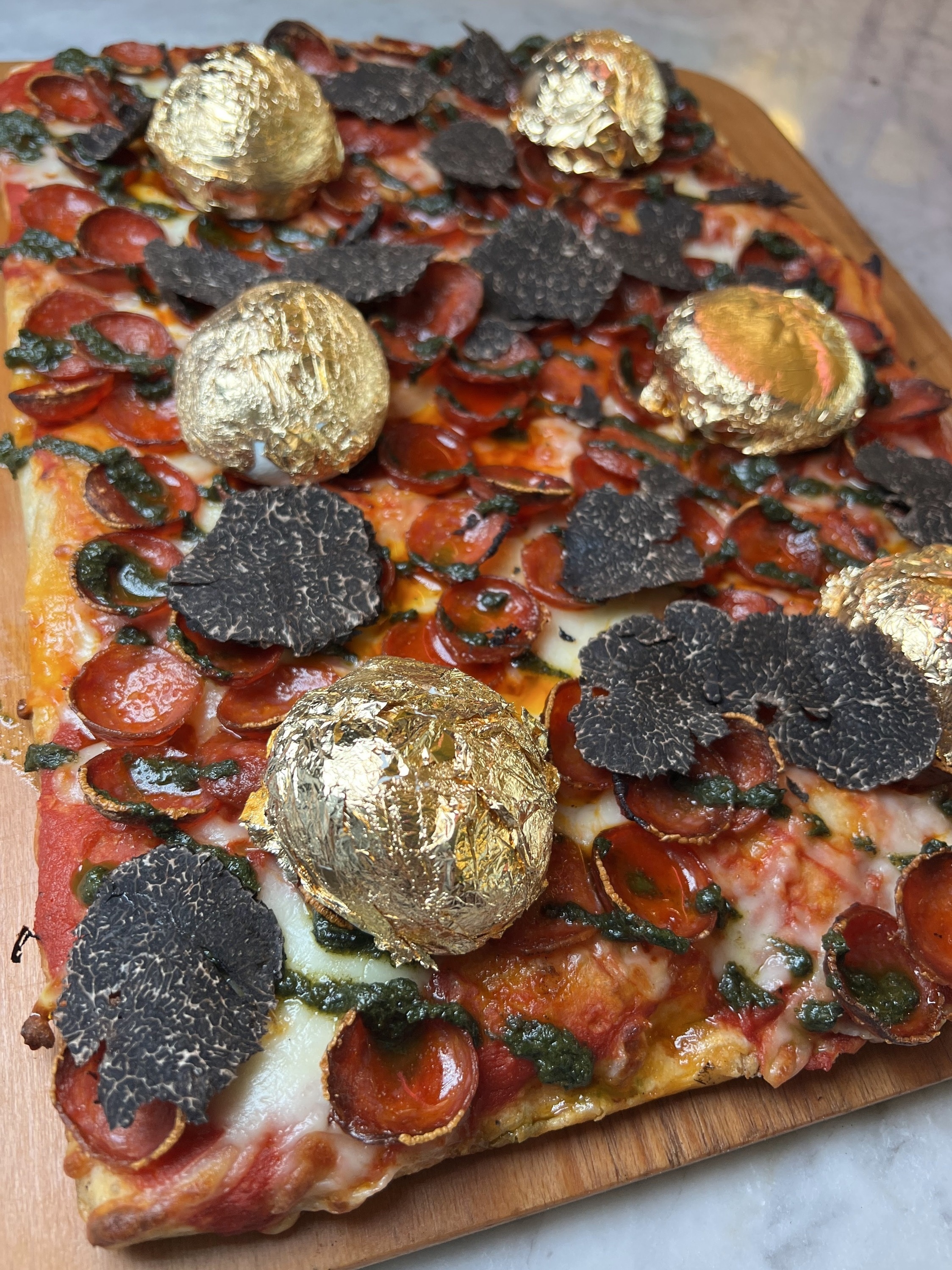 Pizza coberta por ouro 24K com fatia que custa R$ 79 é vendida em Nova York  - 10/02/2022 - UOL Nossa