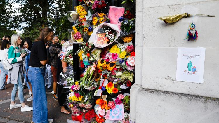 Flores para la Reina cerca de las puertas del Palacio de Buckingham - Tristan Fewings / Getty Images - Tristan Fewings / Getty Images