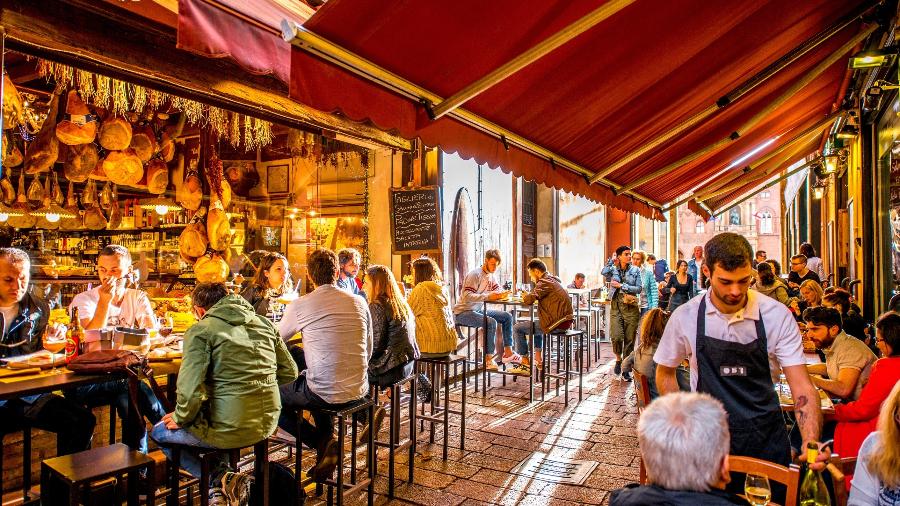 Almoço na rua Pescherie Vecchie, onde há famosos mercados em Bolonha, considerada a capital gastronômica da Itália