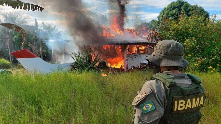 Ibama apreende e queima maquinário usado pelo garimpo ilegal na Terra Indígena Yanomami - IBAMA / AFP