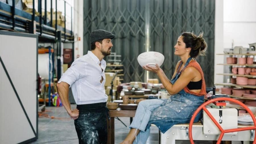 Gabi Neves (dir.) e Alex Hell que criaram um um ateliê de cerâmica artesanal em Portugal, após o sucesso do Studioneves no Brasil - Manuel Manso/Divulgação