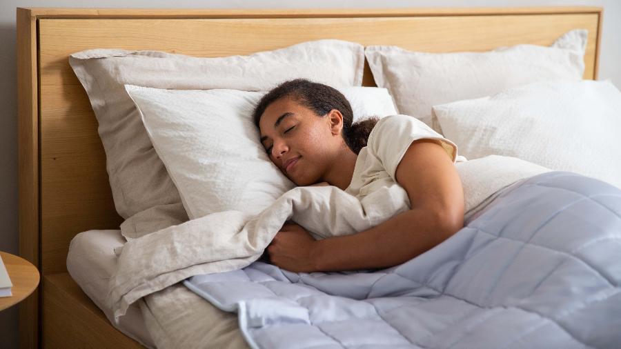 Jogo de cama, protetor de colchão e outros itens ajudam a deixam cama aconchegante