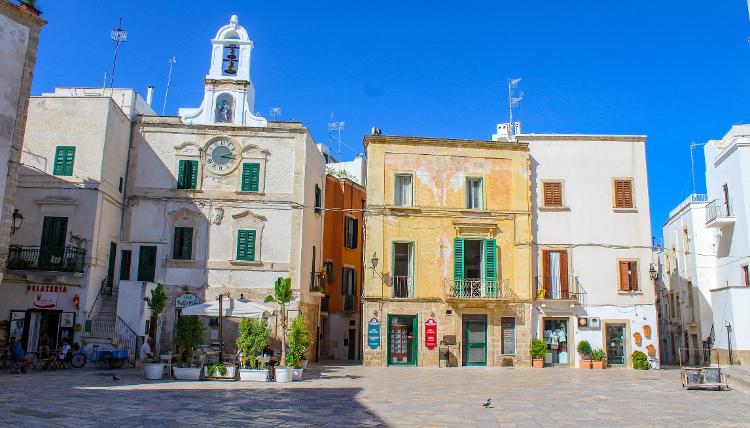 Piazza Emanuele II, o coração de Polignano a Mare