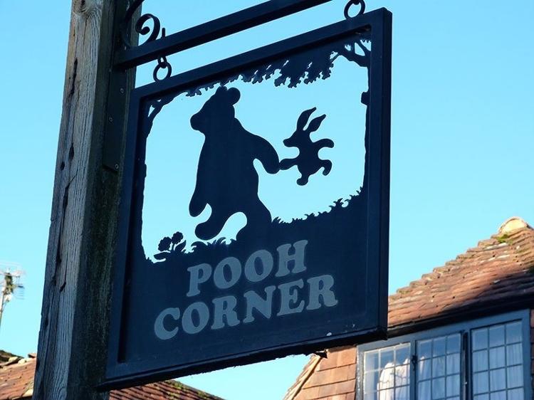 A Pooh Coner é uma lojinha dedicada aos personagens, em Hartfield