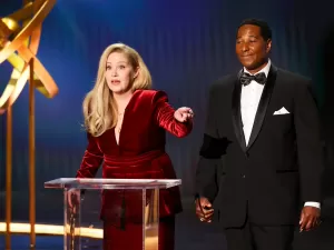 Christina Applegate emociona público ao apresentar prêmio no Emmy Awards