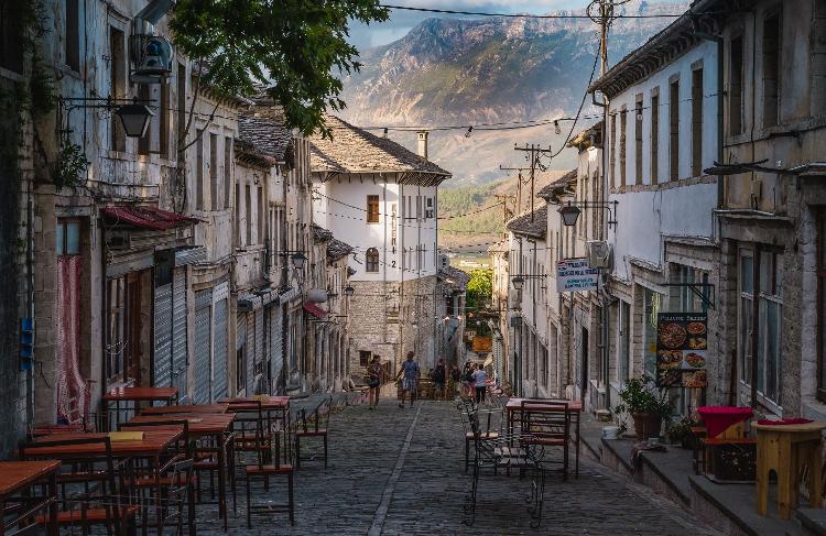 As belas ruas de paralelepípedo da cidade velha de Gjirokaster