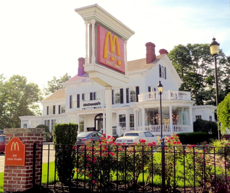 McDonald's na antiga Denton House, New Hyde Park, em Nova York