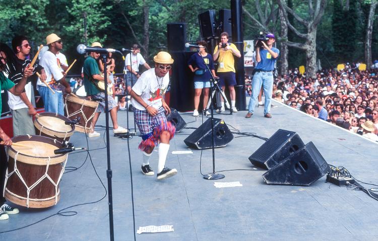 Um dos criadores do movimento mangue beat, Chico Science (1966-1997), lidera a Nação Zumbi em sua estreia nos EUA, no Central Park Summer Stage, em Nova York, no dia 18 de junho de 1995