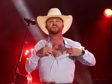 Tem o Texas no peito e esnobou Grammy: Cody Johnson canta na Festa do Peão
