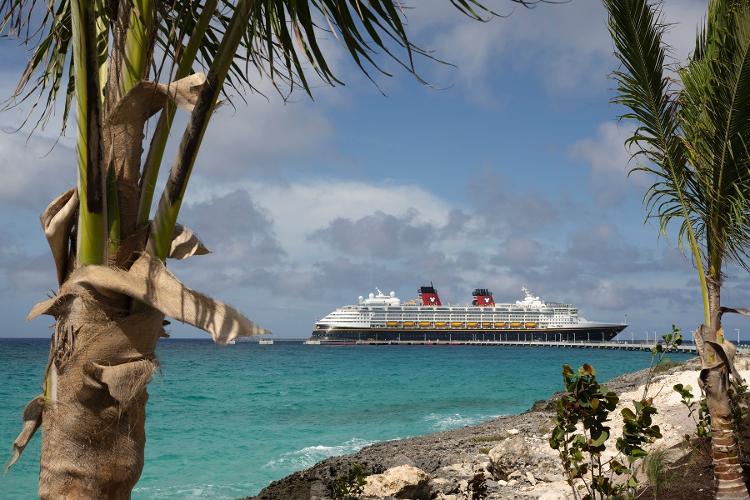 Vista do navio aportado na Disney Lookout Cay at Lighthouse Point