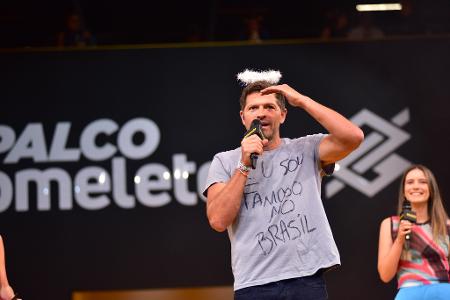 Misha Collins usou camiseta com a frase 'Eu sou famoso no Brasil' durante passagem pela CCXP 24