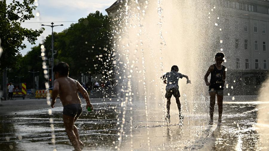 Crianças brincam com água durante uma onda de calor em Viena, na Áustria