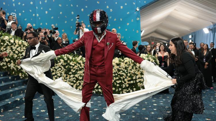 Damson Idris troca de roupa ao vivo no Met Gala 2025 Damson Idris troca de roupa ao vivo no Met Gala 2025