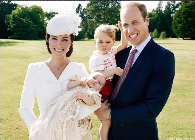9.jul.2015 - O badalado fotógrafo Mario Testino e o palácio de Kensington -- a residência oficial da família do príncipe William -- divulgaram na manhã desta quinta-feira as fotos oficiais do batizado da princesinha Charlotte