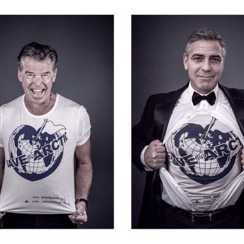 23.jul.2015 - Os atores Pierce Brosnan e George Clooney participam da campanha em prol da proteção do Ártico. Na imagem, os dois aparecem usando uma camiseta do movimento