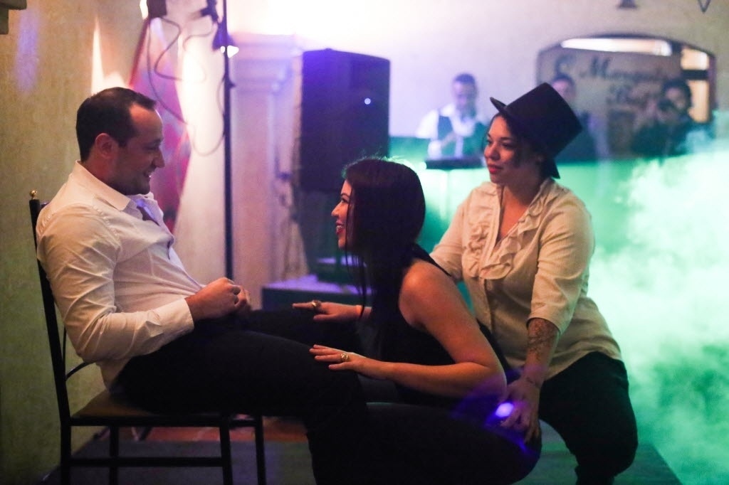 25;jul.2015 - Fãs de "Cinquenta Tons de Cinza" fazem dança sensual durante a Convenção 50 Tons de Grey, na Casa de Portugal, no bairro da Liberdade, em São Paulo. O evento rúne palestras, workshops, sessões de autógrafos, shows de música e dança que remetem ao universo erótico dos livros de E.L. James - Ricardo Matsukawa