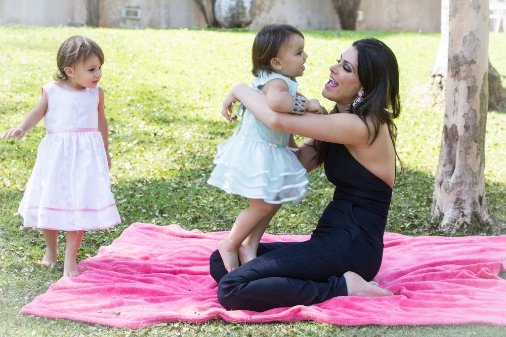 Com a chegada de Kiara e Maya, tudo precisou ser ajustado na vida de Natália, que atualmente está na Rede Record, à frente das reportagens especiais produzidas para o programa matinal "Hoje em Dia". Ela conta com a ajuda da mesma babá que a acompanhou durante a infância e também do marido, da mãe e da sogra, para dar conta de duas crianças. "Elas não andam mais, elas correm. Temos que ficar atrás o tempo todo. Por isso, tomei o cuidado de colocar telas no apartamento da minha mãe, em Belo Horizonte", diz - Aline Arruda/UOL