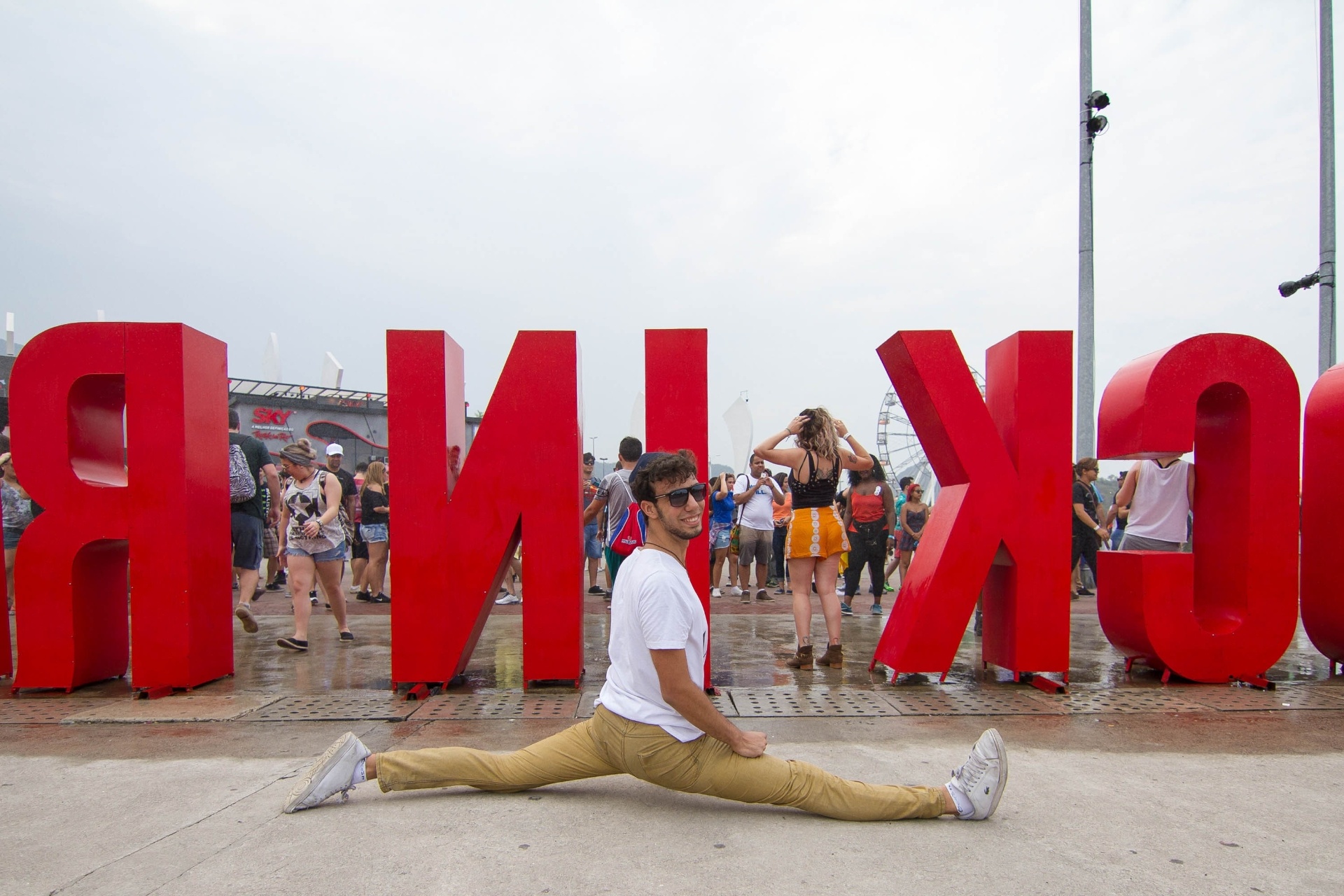 26.set.2015 - Rapaz faz abertura de pernas em frente ao letreiro do Rock in Rio, na entrada da Cidade do Rock - Luciano Belford/Frame/Estadão Conteúdo