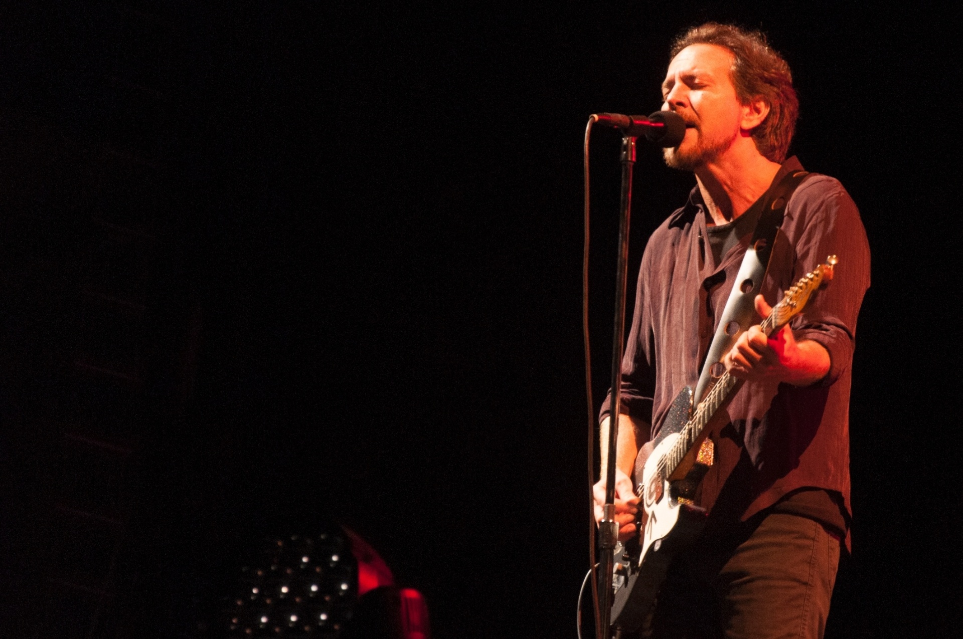 11.nov.2015 - Na noite desta quarta-feira, a banda Pearl Jam se apresentou em Porto Alegre pela terceira vez. O show aconteceu na Arena do Grêmio - Nede Losina /UOL