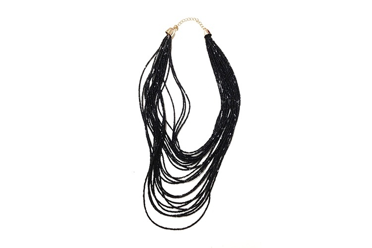 ATÉ R$ 30: Colar com miçangas pretas, da Josefina Rosacor. Preço: R$ 29. Informações: www.josefinarosacor.com.br | Preço e disponibilidade pesquisados em novembro de 2015 e sujeitos a alterações - Divulgação