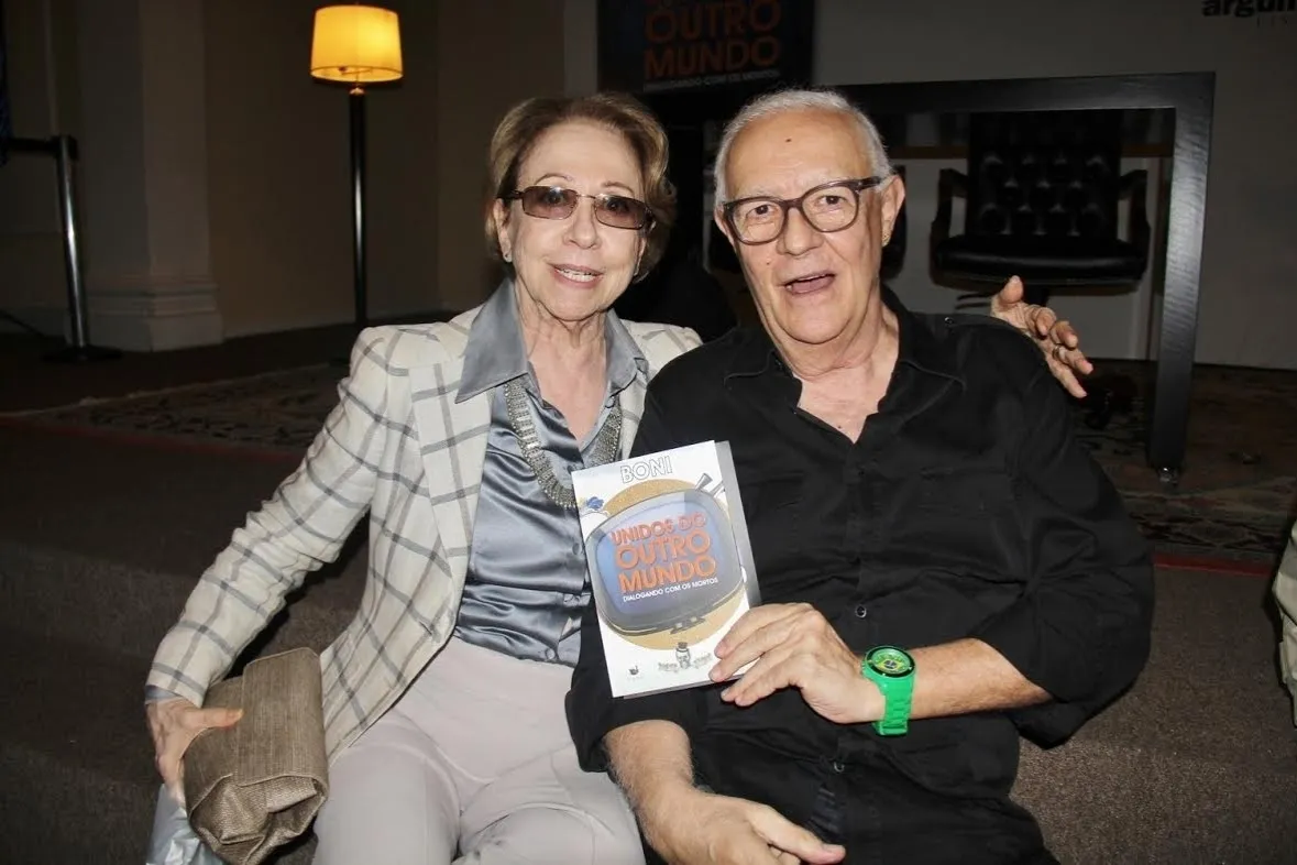 2.dez.2015 - Fernanda Montenegro e Ney Latorraca comparecem ao lançamento do livro "Unidos de Outro Mundo - Dialogando com os Mortos", de José Bonifácio de Oliveira, no Copacabana Palace, na noite desta quarta-feira - Brazil News