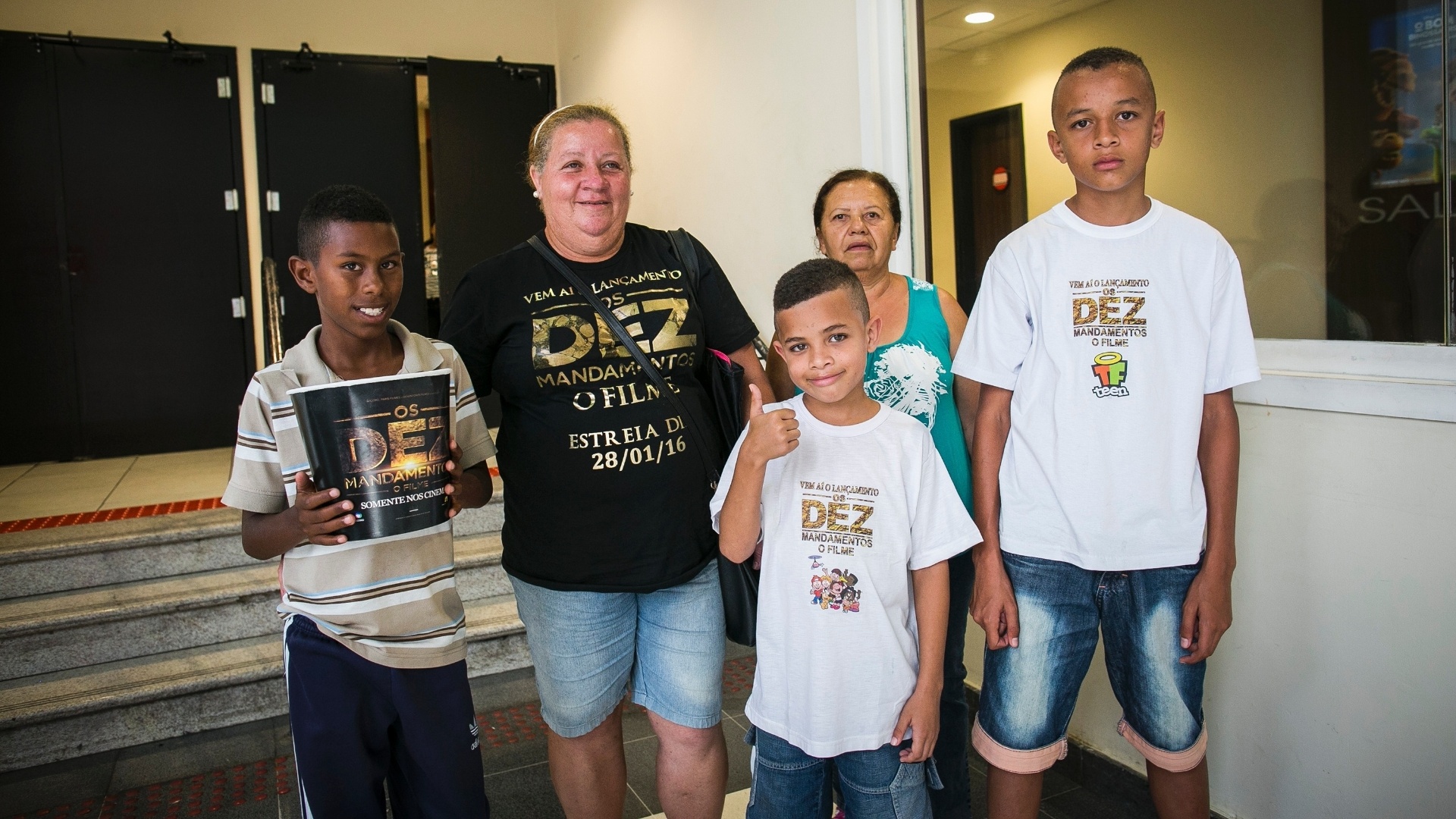 28.jan.2015 - Lucinei de Ramos (de camiseta preta) foi ao Cinemark Shopping Boulevard Tatuapé acompanhada dos filhos - Samuel, Isac e Geovani - e da irmã Maria do Carmo Silva para assistir ao filme "Os Dez Mandamentos" - Bruno Santos/UOL