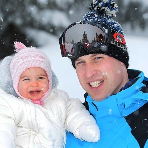 7.mar.2016 - Príncipe William e a Duquesa Kate Middleton curtem férias nos alpes franceses com os filhos Charlotte e George. - John Stillwell/Divulgação