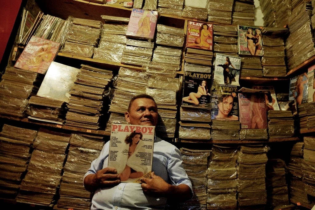 Guerrinha posa em seu estoque com a clássica capa de Betty Faria, de agosto de 1978 - Reinaldo Canato/UOL