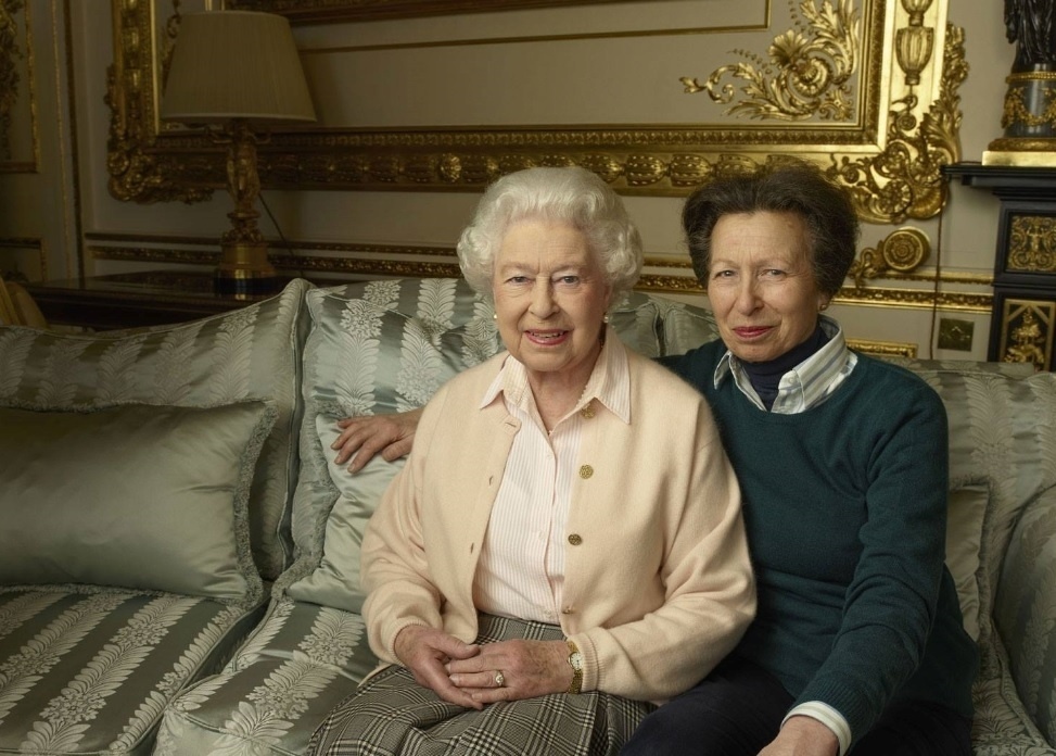 20.abr.2016 - Elizabeth 2ª e sua filha Anne posam juntos em foto comemorativa dos 90 anos da rainha - Annie Leibovitz/Divulgação