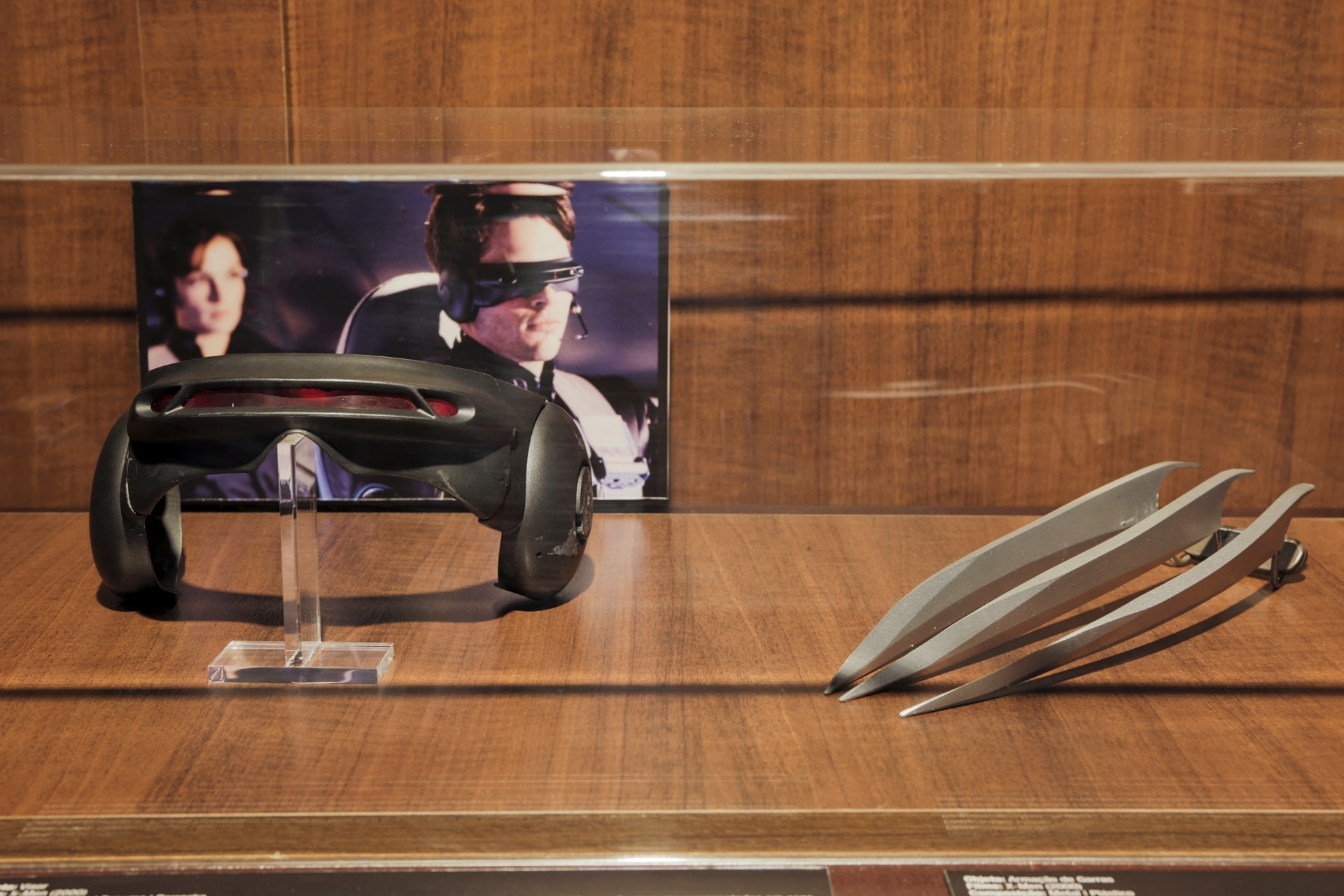 Visor de Ciclope (James Marsden) e armação de garras de Wolwerine (Hugh Jackman) em "X-Men" (2000) - Letícia Godoy