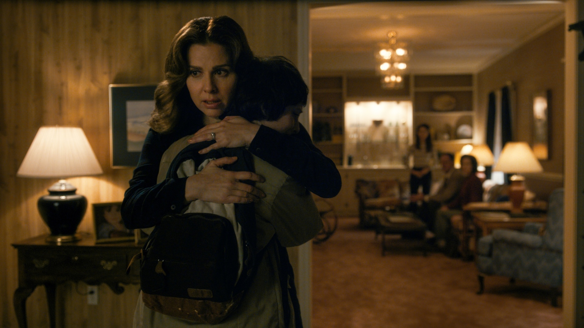 Em "Stranger Things", acontecimentos estranhos tomam conta de uma pequena cidade americana após o desaparecimento do filho de Joyce (Winona Ryder) - Divulgação/Netflix