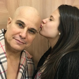 Sophia Raia beija a cabeça do pai, Edson Celulari, em foto postada por Claudia Raia no Instagram - Reprodução/Instagram/claudiarreal - Reprodução/Instagram/claudiarreal