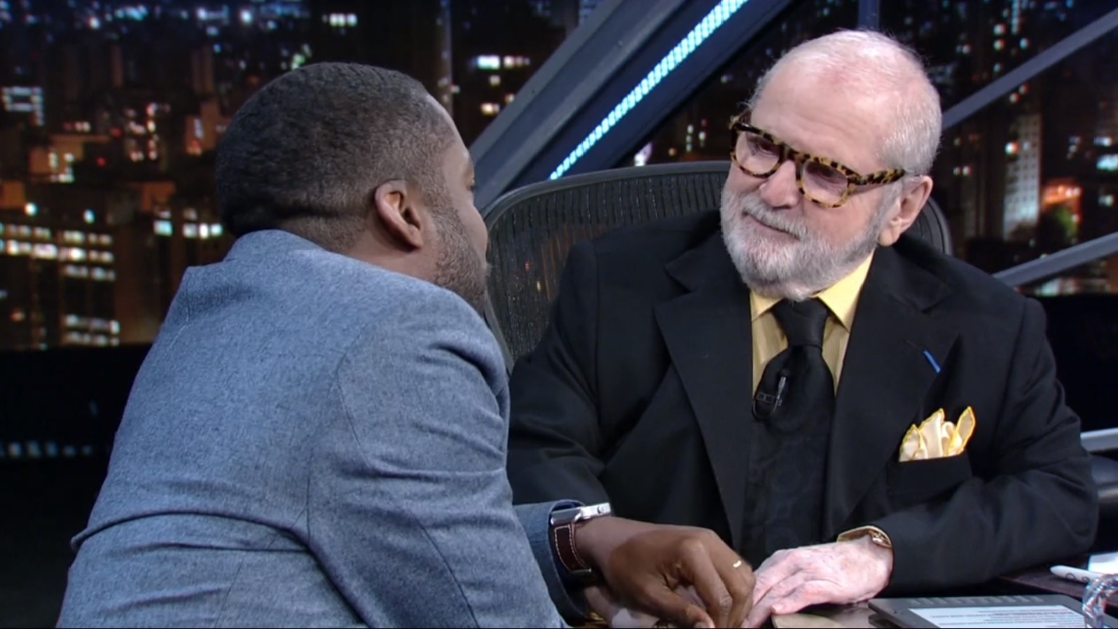 4.ago.2016 - Antes de começar a ser entrevistado, Lázaro Ramos lembra da sua primeira entrevista no "Programa do Jô" e emocionado o apresentador - Reprodução /TV Globo