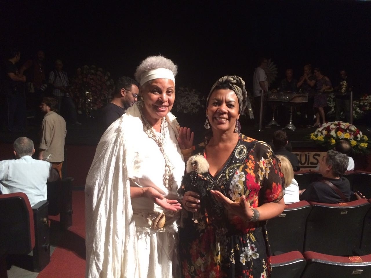 17.ago.2016 - A atriz e ex-modelo Veluma (à esquerda) foi ao velório logo no início para se despedir da amiga Elke Maravilha. A fã Sandra Ventura levou uma boneca da artista como homenagem - Ana Paula Bazolli