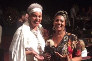 A atriz e ex-modelo Veluma, que era amiga de Elke, e a fã Sandra Ventura - Ana Paula Bazolli - Ana Paula Bazolli