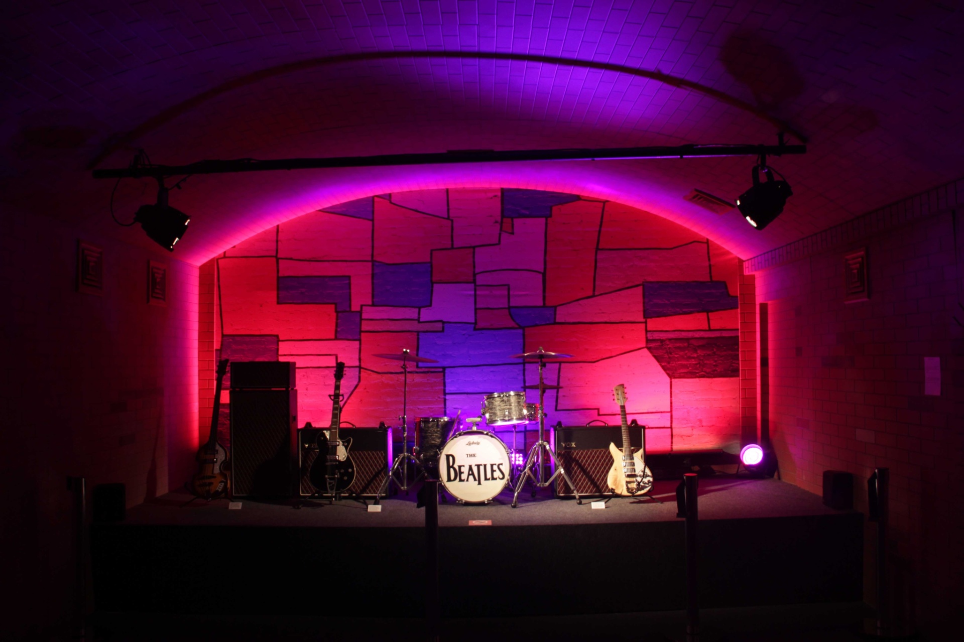 Cenário recria o Cavern Club, palco das primeiras apresentações dos Beatles, em Liverpool - Divulgação