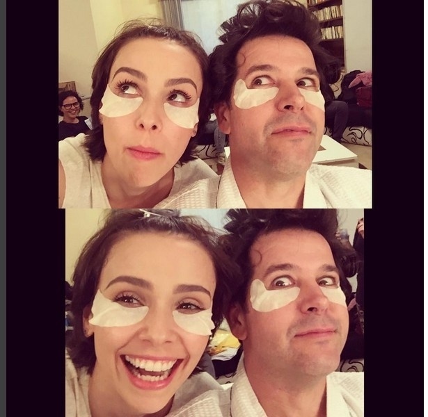 17.out.2016- Na véspera de exibição de mais um capítulo da minissérie "Nada Será Como Antes", Débora Falabella compartilhou no Instagram um momento de descontração dos bastidores da trama. Nesta segunda-feira (17), ela postou uma foto ao lado de Murilo Benício com produtos de beleza no rosto."Beleza e glamour nos bastidores", escreveu a atriz na legenda - Reprodução/Instagram/@deborafalabellaoficial