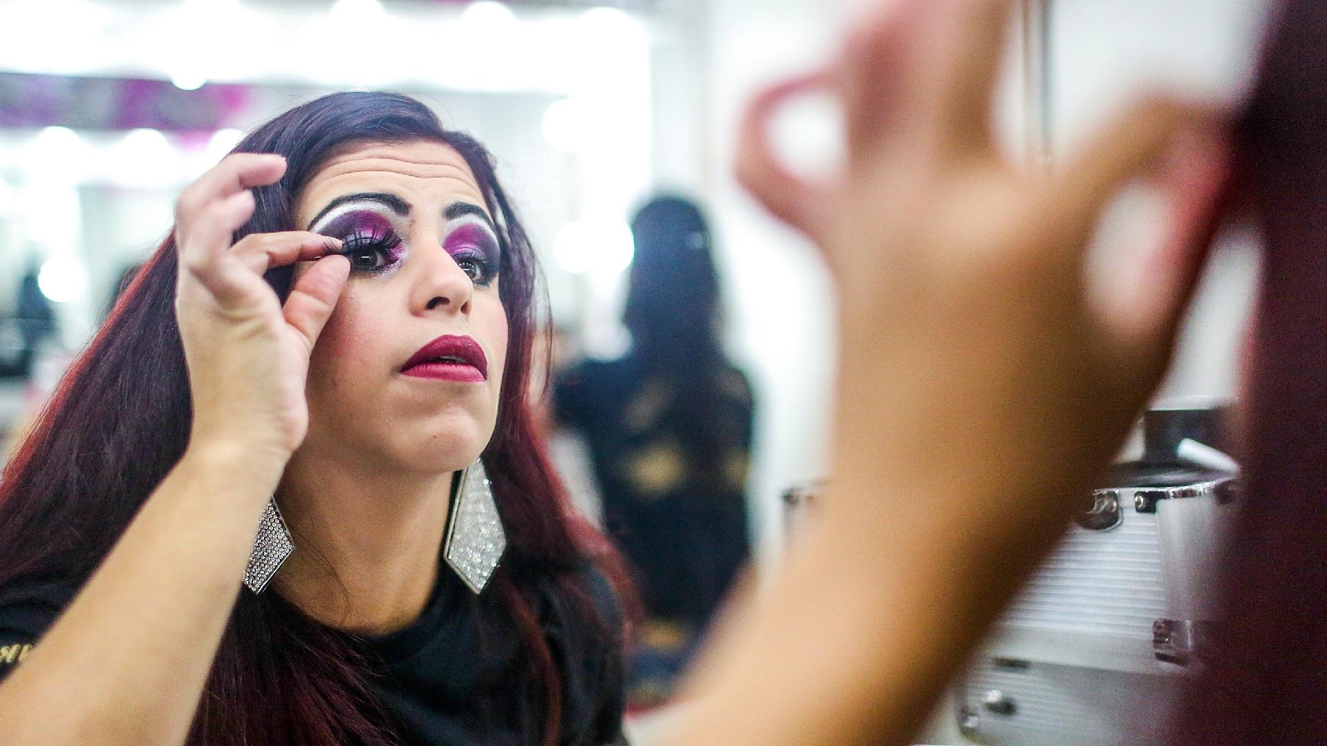 20.jan.2016 - Dançarinas do circo Stankowich se preparam para entrar no picadeiro - Ricardo Matsukawa/UOL