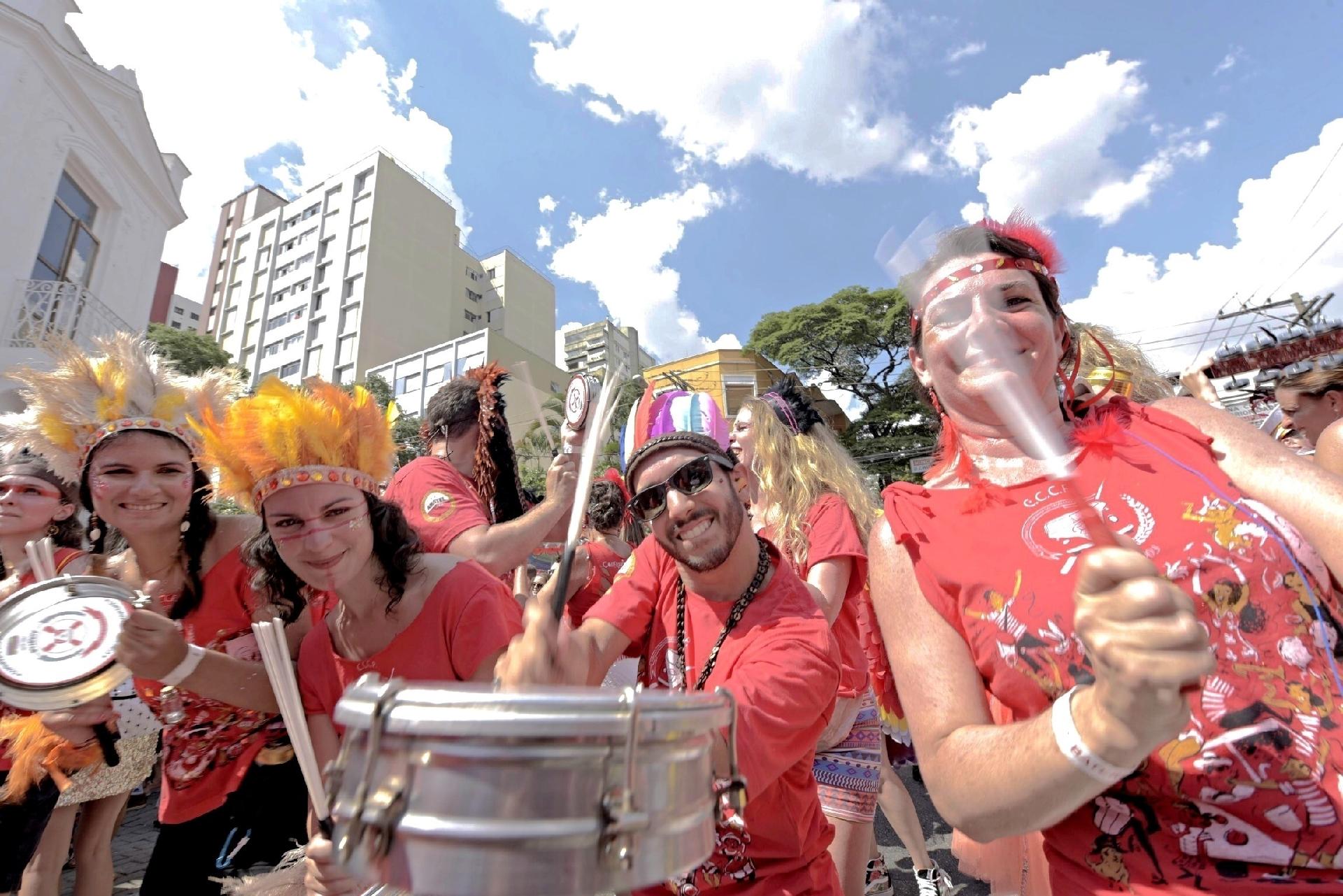 Bloco Confraria do Pasmado desfila pela Vila Madalena, em São Paulo, no segundo dia de pré-Carnaval da capital paulista - Chello/Framephoto/Estadão Conteúdo