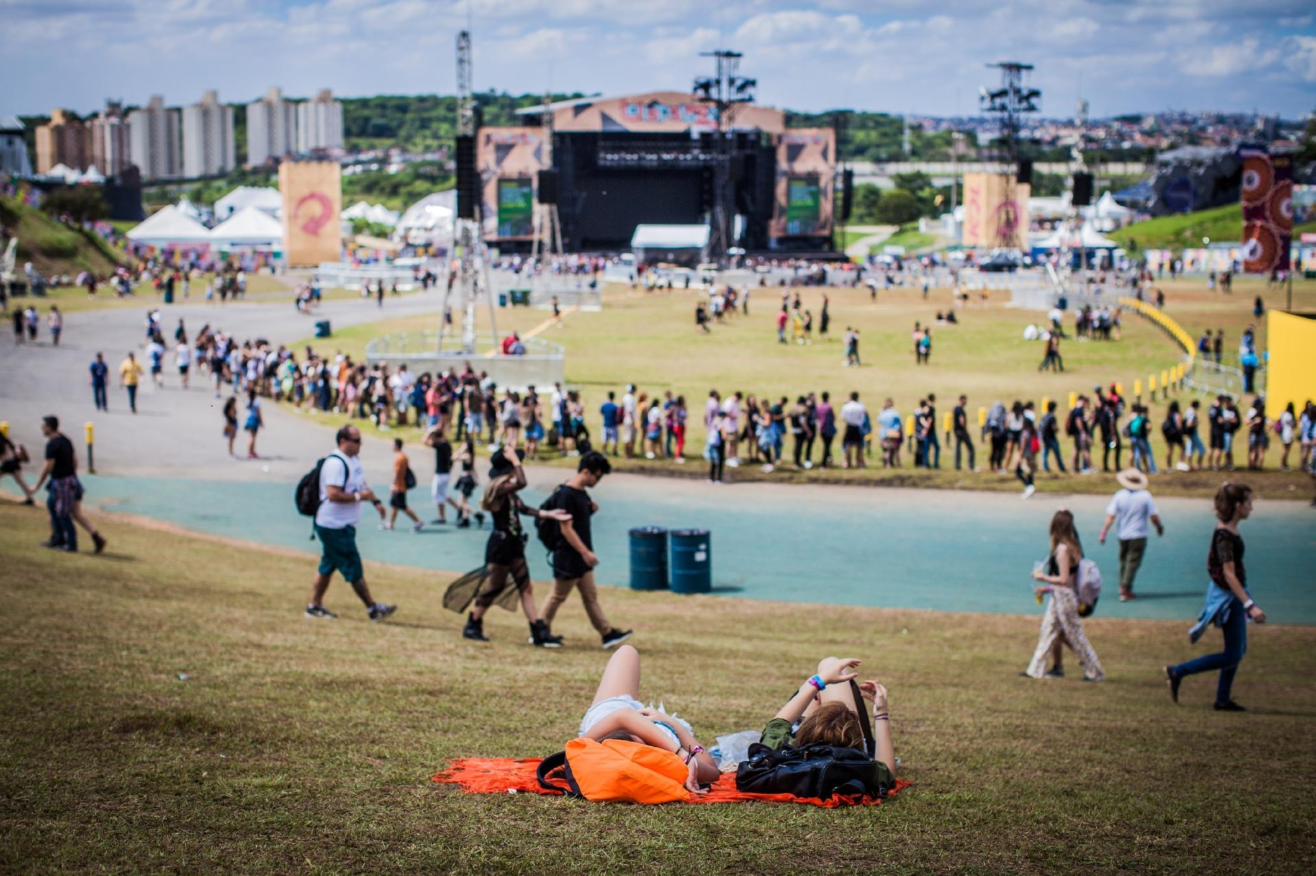O publico começa a chegar ao Lollapalooza neste segundo dia de festival, no autódromo de Interlagos, em São Paulo - Bruno Santos/UOLBruno Santos/UOL