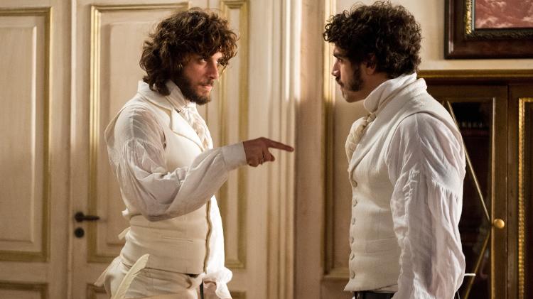 Joaquim (Chay Suede) e Dom Pedro (Caio Castro) discutem em "Novo Mundo" - Raquel Cunha/TV Globo - Raquel Cunha/TV Globo