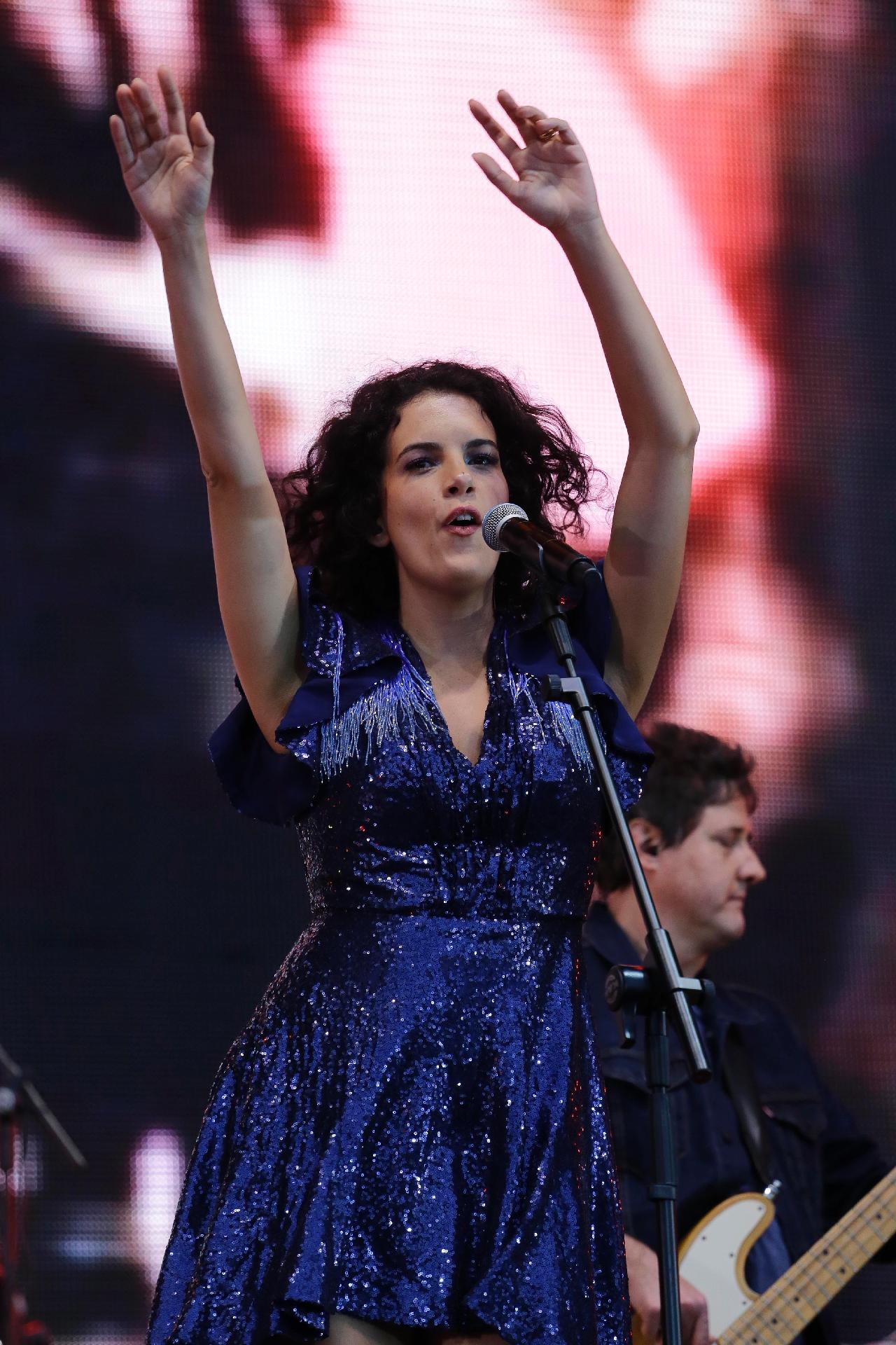 A cantora Céu foi quem abriu os shows e sua empolgação com repertório fez o público levantar do chão e dançar ao som da MPB - Nelson Antoine/UOL