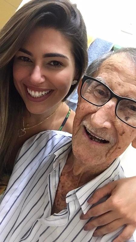 Ex-BBB Vivian Amorim com o avô, Aldemir, de 98 anos - Reprodução/Instagram